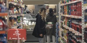 Πελάτισσα σε διάδρομο σούπερ μάρκετ