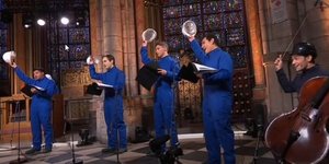 Συναυλία με φόρμες εργασίας και κράνη στο εσωτερικό της Παναγίας των Παρισίων