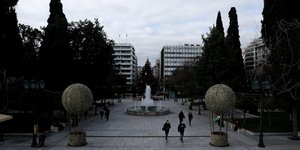 Συννεφιά στο στολισμένο Σύνταγμα