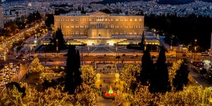 Πλατεία Συντάγματος και στο βάθος η Βουλή με χριστουγεννιάτικο στολισμό