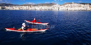 Ο Άγιος Βασίλης φτάνει στην Σύρο με κανό καγιάκ