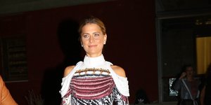 Η Τατιάνα Μπλάτνικ με φόρεμα και πέδιλα