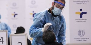 Τεστ κορωνοϊού από κλιμάκιο του ΕΟΔΥ