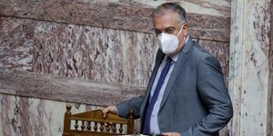 Ο Υπουργός Εσωτερικών με μάσκα στη Βουλή