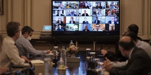 Τηλεδιάσκεψη με τους Έλληνες επικεφαλής στη βιοφαρμακευτική