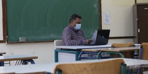 Καθηγητής σε τηλεκπαίδευση σε άδεια τάξη