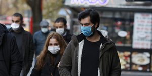 Πεζοί με μάσκες στην Τουρκία