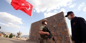 Τούρκος στρατιώτης παρουσιάζεται μπροστά στον υπουργό Άμυνας, Χουλουσί Ακάρ