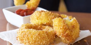 Τραγανά onion rings με μοτσαρέλα