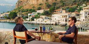 τραπεζακι διπλα στη θαλασσα