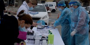 τραπεζι με τεστ στο δρομο 