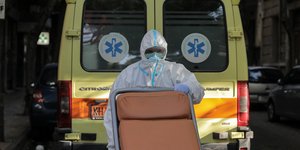 Τραυματιοφορέας μεταφέρει φορείο