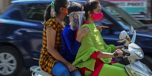 τρεις ινδοι σε μηχανη 