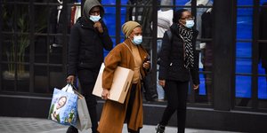 τρεις μαυροι μασκες 