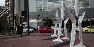 τρια αστερια στο πεζοδρομιο