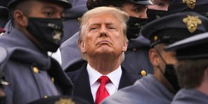 O Τραμπ ανάμεσα από αστυνομικούς με μάσκες