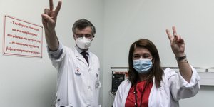 Ο Σωτήρης Τσιόδρας κάνει το σήμα της νίκης