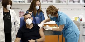 O Αλέξης Τσίπρας την στιγμή του εμβολιασμού 