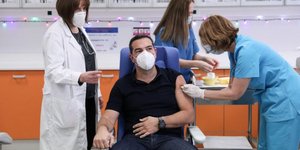 Ο εμβολιασμός του προέδρου του ΣΥΡΙΖΑ