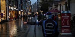 Πολίτες και αστυνομικός σε δρόμο της Τουρκίας εν μέσω κορωνοϊού