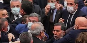 Τούρκοι βουλευτές πιάστηκαν στα χέρια