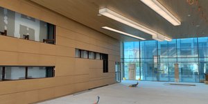 ξυλινος τοιχος τζαμαρια 