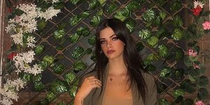 H Τζένη Καζάκου με φόντο λουλούδια