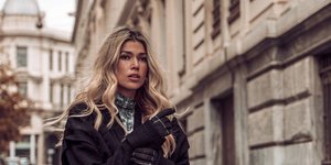 Η σχεδιάστρια Βάσια Κωσταρά με ζακέτα και φούστα