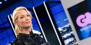 Η Βίκυ Καγιά με μαύρη μπλούζα χαμογελά