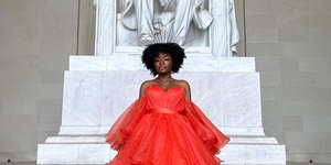 γυναίκα με φόρεμα 