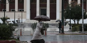 βροχη μακρι γκρι παλτο