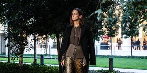 γυναίκα με παλτό στην εβδομάδα μόδας