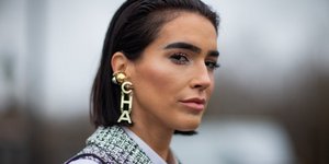 στιλάτη γυναίκα με σκουλαρίκι