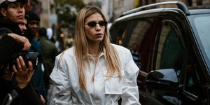 γυναίκα με φόρμα στην εβδομάδα μόδας