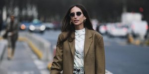 γυναίκα με σακάκι και γυαλιά στην εβδομάδα μόδας