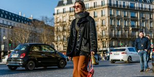 γυναίκα με παλτό στην εβδομάδα μόδας