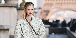 γυναίκα με φόρεμα στην εβδομάδα μόδας