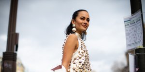 γυναίκα με φόρεμα στην εβδομάδα μόδας