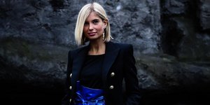 γυναίκα με σακάκι και παντελόνι στην εβδομάδα μόδας