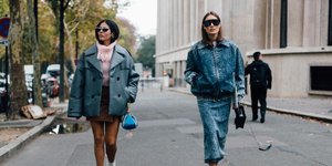 γυναίκες περπατούν στην εβδομάδα μόδας