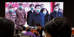 Πολίτες στην πόλη Ουχάν παρακολουθούν επίσημη τελετή στην οποία παρίσταται ο πρόεδρος της Κίνας, Σι Τζινπίνγκ