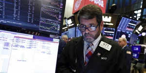 Χρηματιστής στην Γουόλ Στριτ κοιτάζει τους δείκτες σε οθόνη