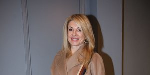 Η Χριστίνα Πολίτη με μπεζ παλτό