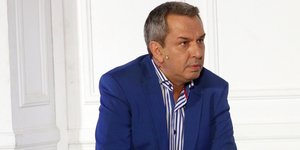 Ο Χρήστος Χατζηπαναγιώτης με μπλε κοστούμι