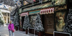 Πεζή έξω από κατάστημα στολισμένο Χριστουγεννιάτικα