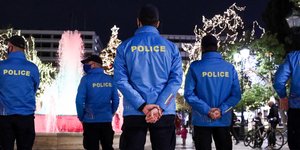 Αστυνομικοί στη στολισμένη πλατεία Συντάγματος