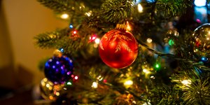 Χριστουγεννιάτικο δέντρο μπάλες λαμπάκια