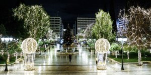 Η φωτισμένη πλατεία Συντάγματος