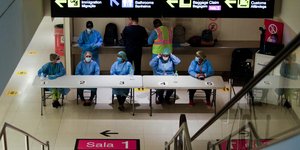 Υγειονομικοί σε χώρο υποδοχής σε αεροδρόμιο στον Παναμά
