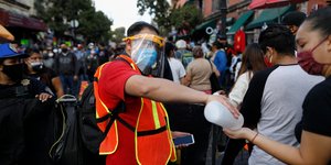 Υπάλληλος βάζει αντισηπτικό σε διαδηλωτή στο Μεξικό